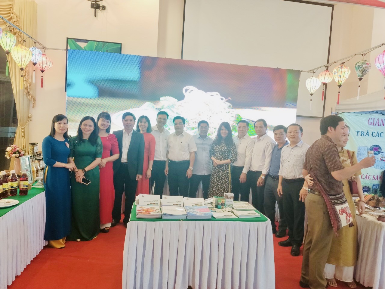Đoàn lãnh đạo Tỉnh ghé gian hàng đoàn Quảng Nam tại Lào
