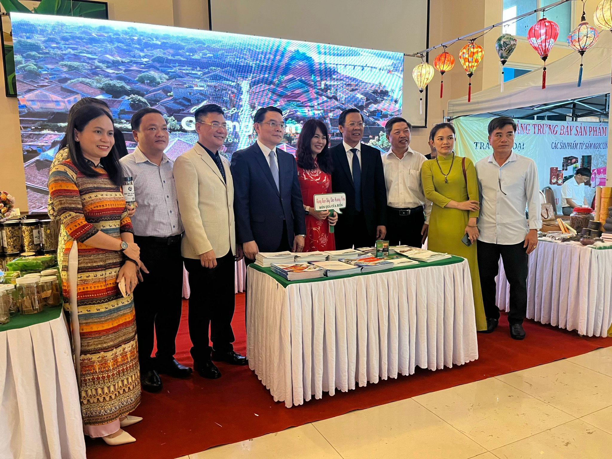 Đoàn lãnh đạo nước Lào và Thành phố Hồ Chí Minh ghé gian hàng tỉnh Quảng Nam