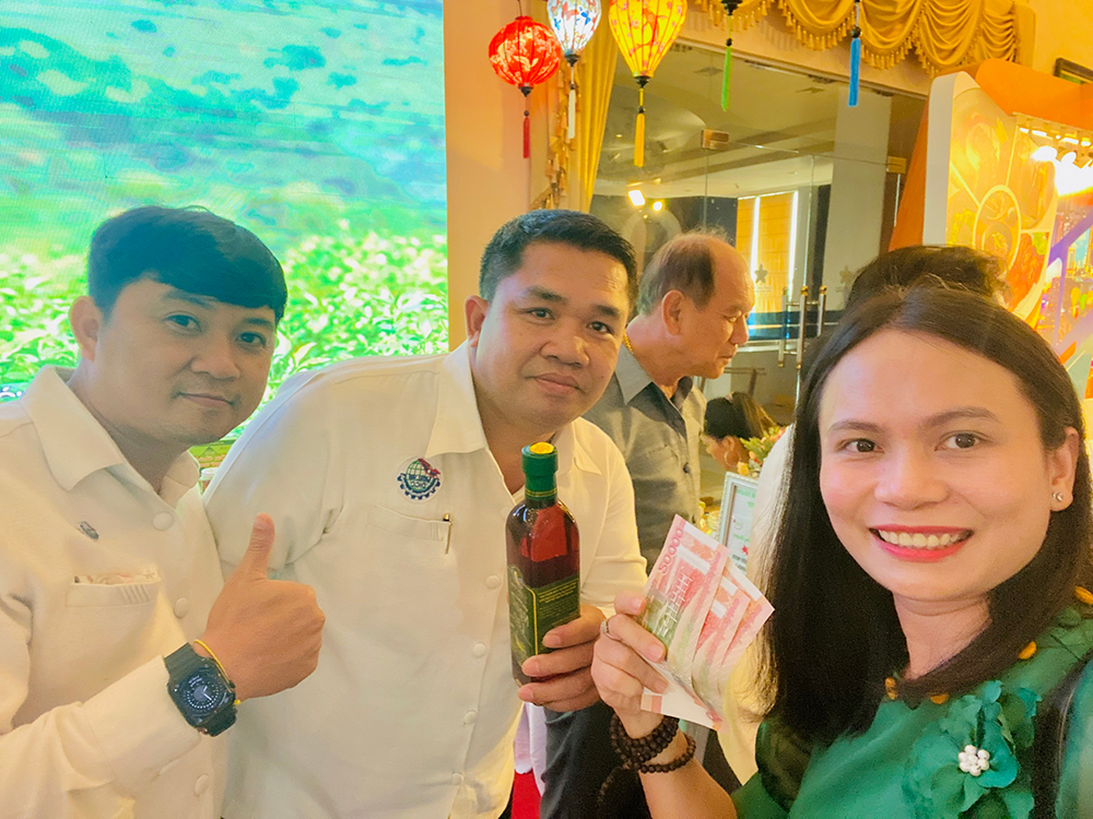 Khách hàng Lào ghé mua sản phẩm