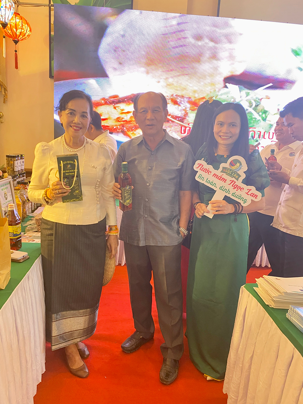 Khách hàng Thái Lan ghé mua sản phẩm 