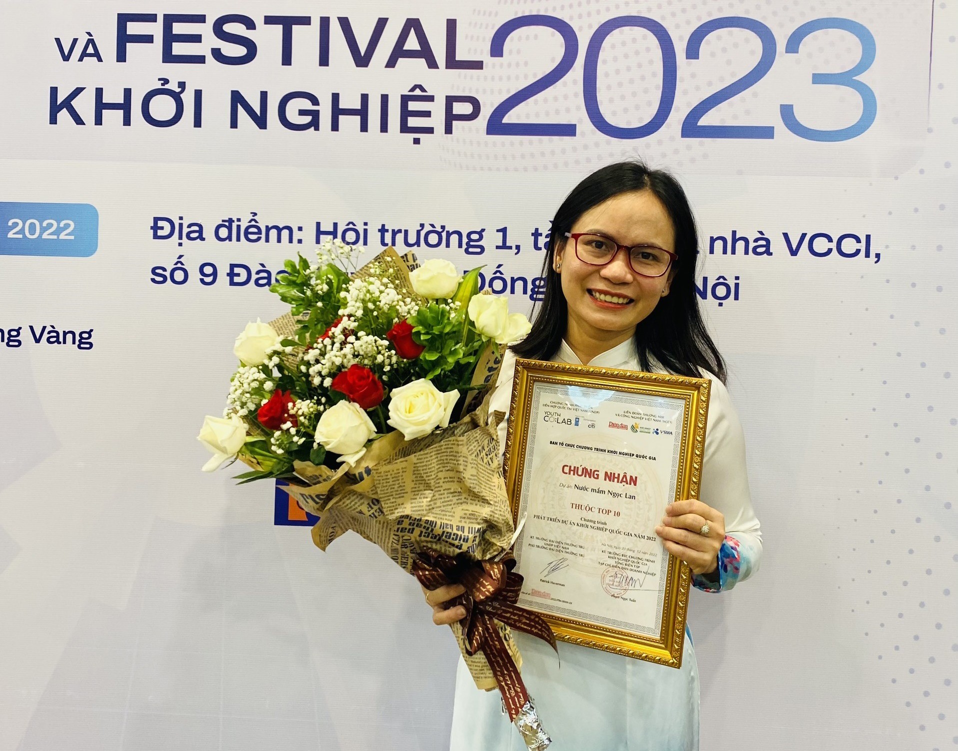 Chị Tầm cùng chứng nhận nước mắm Ngọc Lan thuộc top 10 Chương trình phát triển dự án khởi nghiệp quốc gia năm 2022